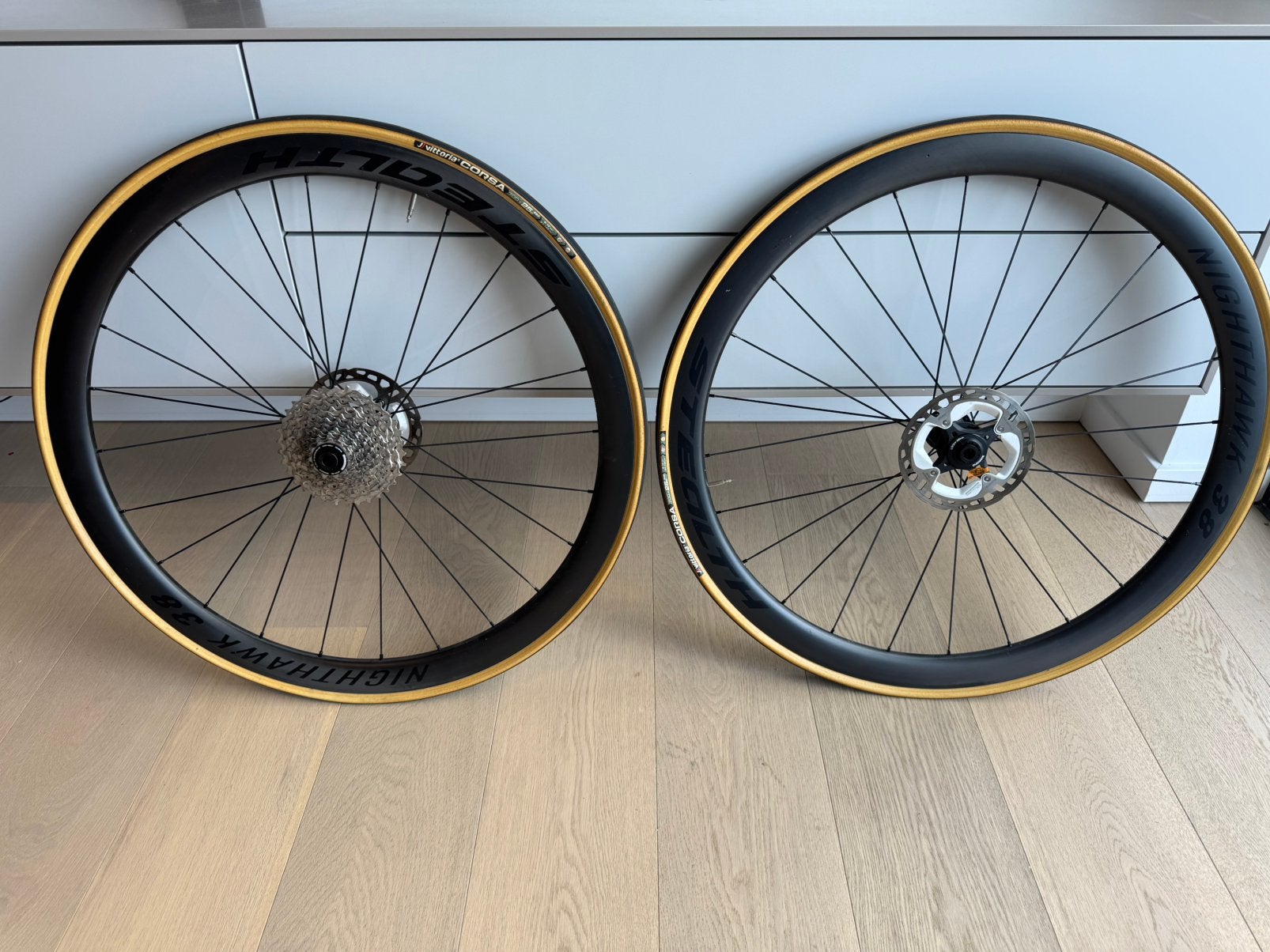 Wielset: Stealth Nighthawk 38 DT Swiss Disc, Vélos & Vélomoteurs, Vélos Pièces, Roue, Carbone, Gravelbike, Racefiets, Tijdrit-/triatlonfiets