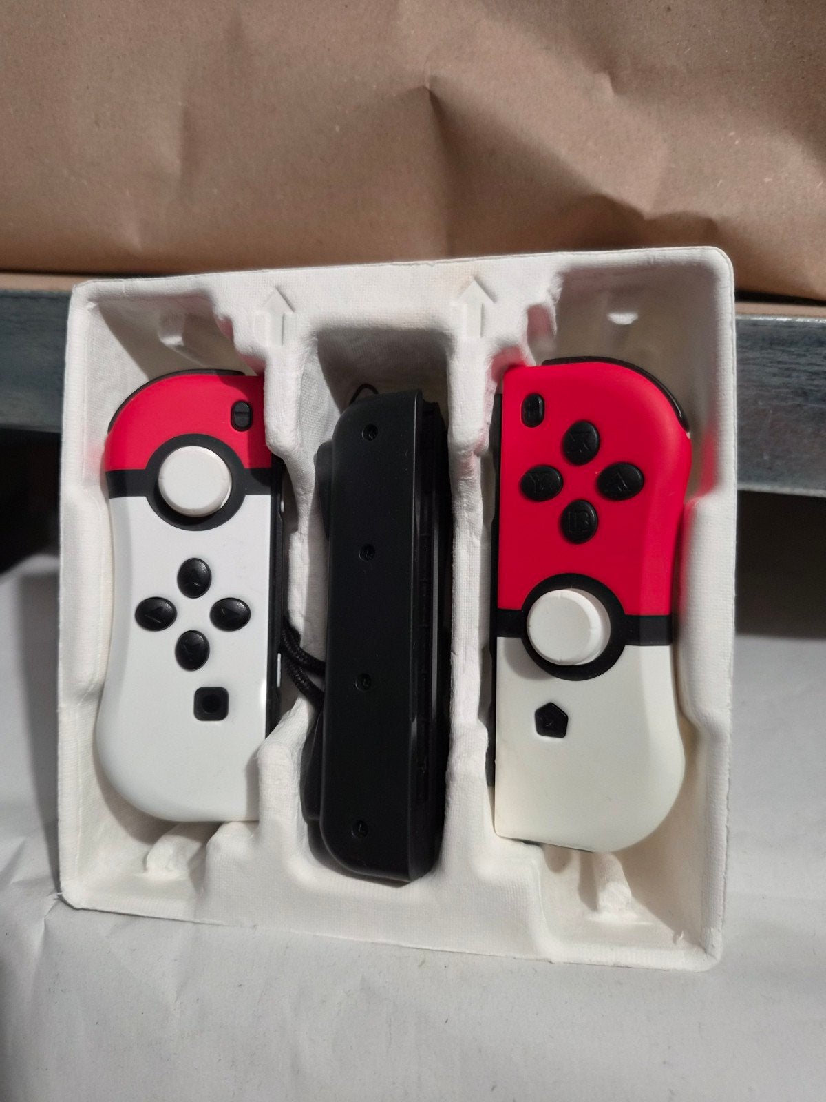 Manette Switch Rouge/Blanc - Design Pokeball, Enlèvement ou Envoi, Neuf, Switch