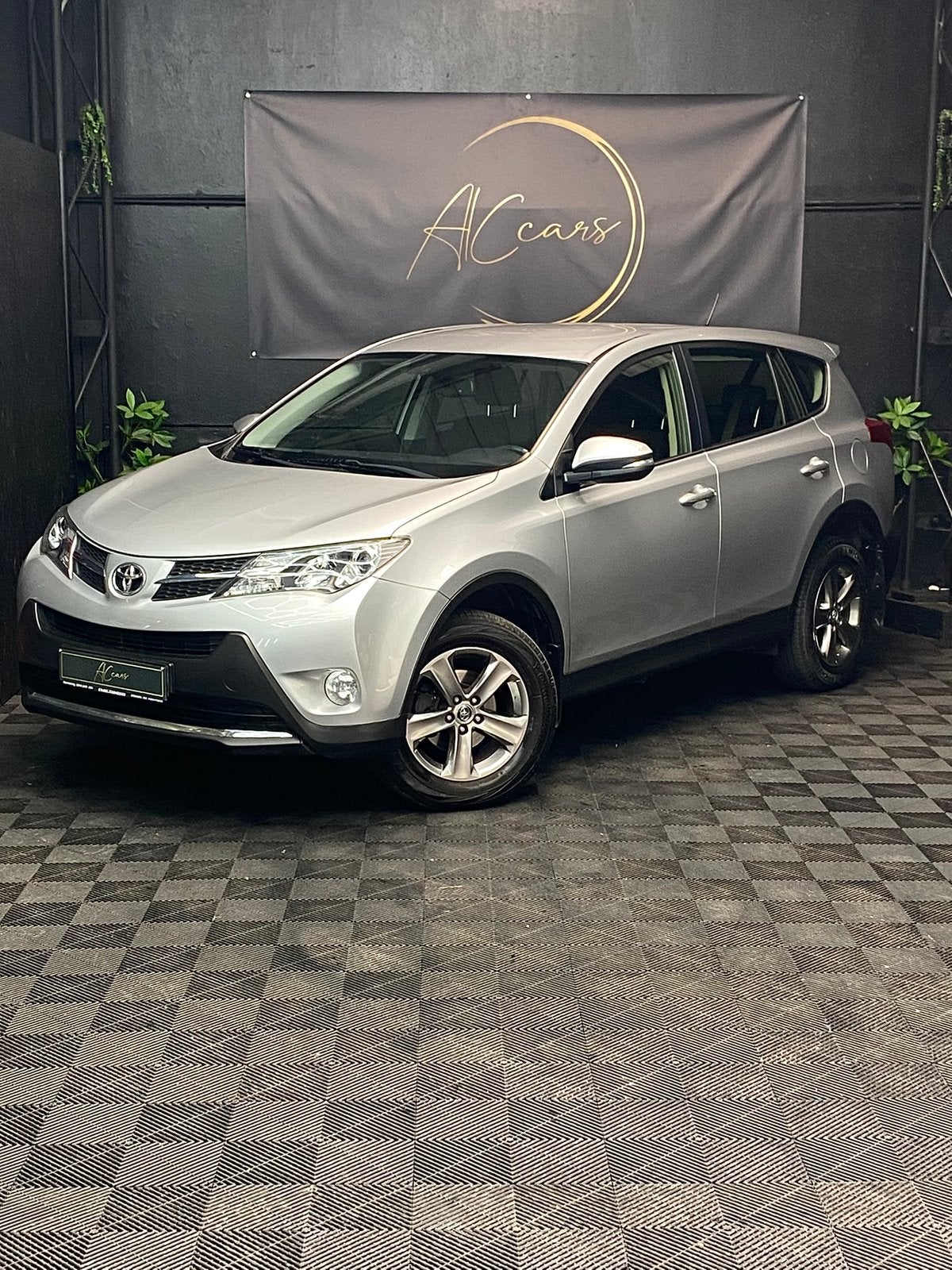 Toyota Rav4 d-4d / garantie 12mois, Auto's, Toyota, Voorwielaandrijving, Zwart, 4 cilinders, Leder