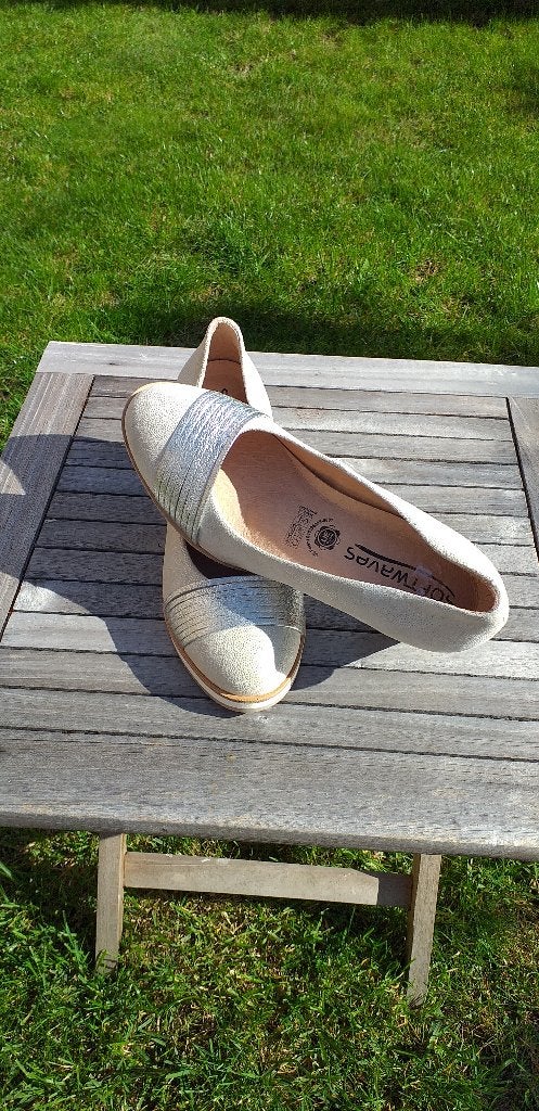 Dames schoenen gebroken wit met zilver, Kleding | Dames, Schoenen, Ophalen, Wit, Nieuw, Schoenen met hoge hakken
