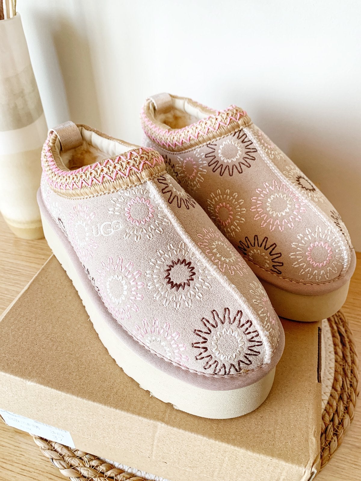 UGG W Tazz Sun Stitch Beige sabots plateforme brodés T37, Neuf, Enlèvement ou Envoi, Beige, Sabots