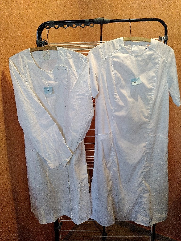 2 witte schorten (dames) voor labo of andere, Ophalen of Verzenden, Zo goed als nieuw, Wit, Schort
