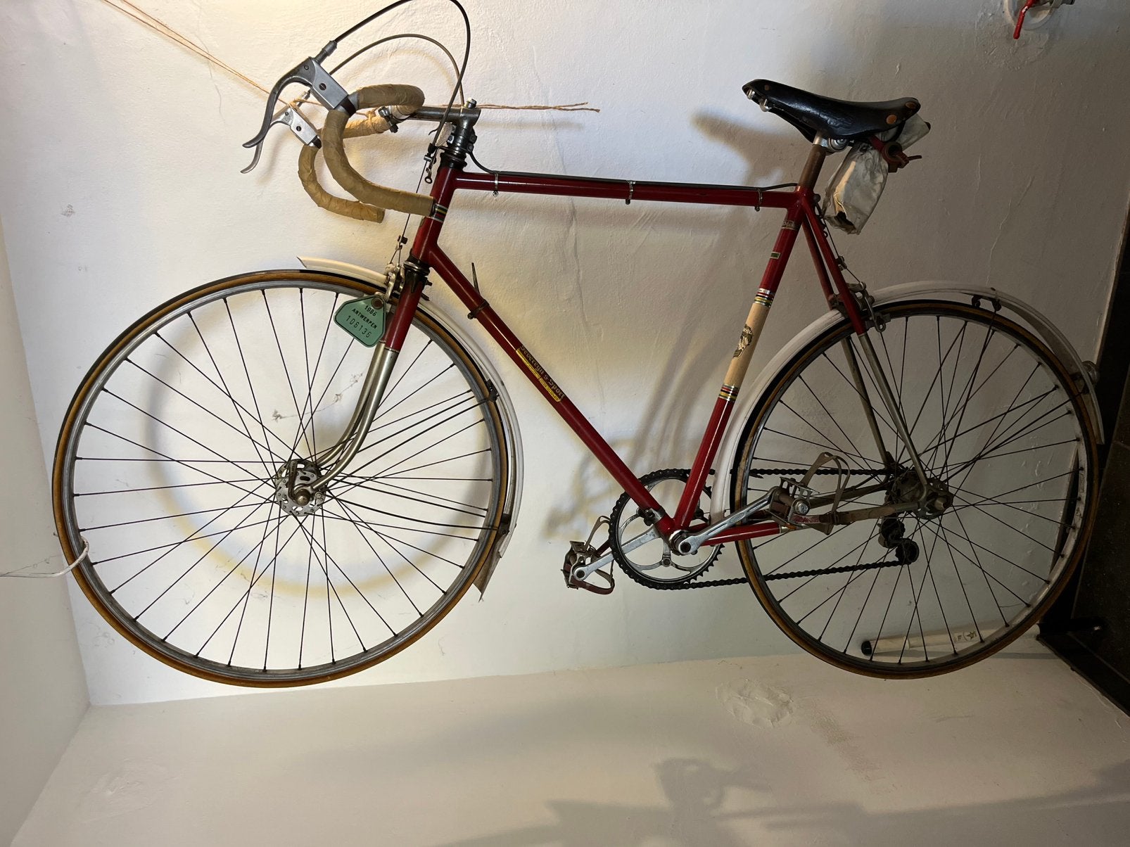 Vintage Belgische koersfiets, Fietsen en Brommers, Fietsen | Oldtimers, 55 tot 59 cm, Jaren '60 of nieuwer, Velgrem, Ophalen