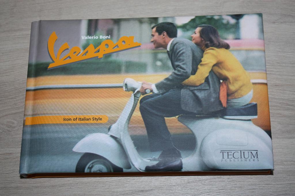 Boek , Vespa Icon of Italian Style, 2007 , NL en FR tekst, Ophalen of Verzenden, Nieuw, Valerio Boni, Merk of Model