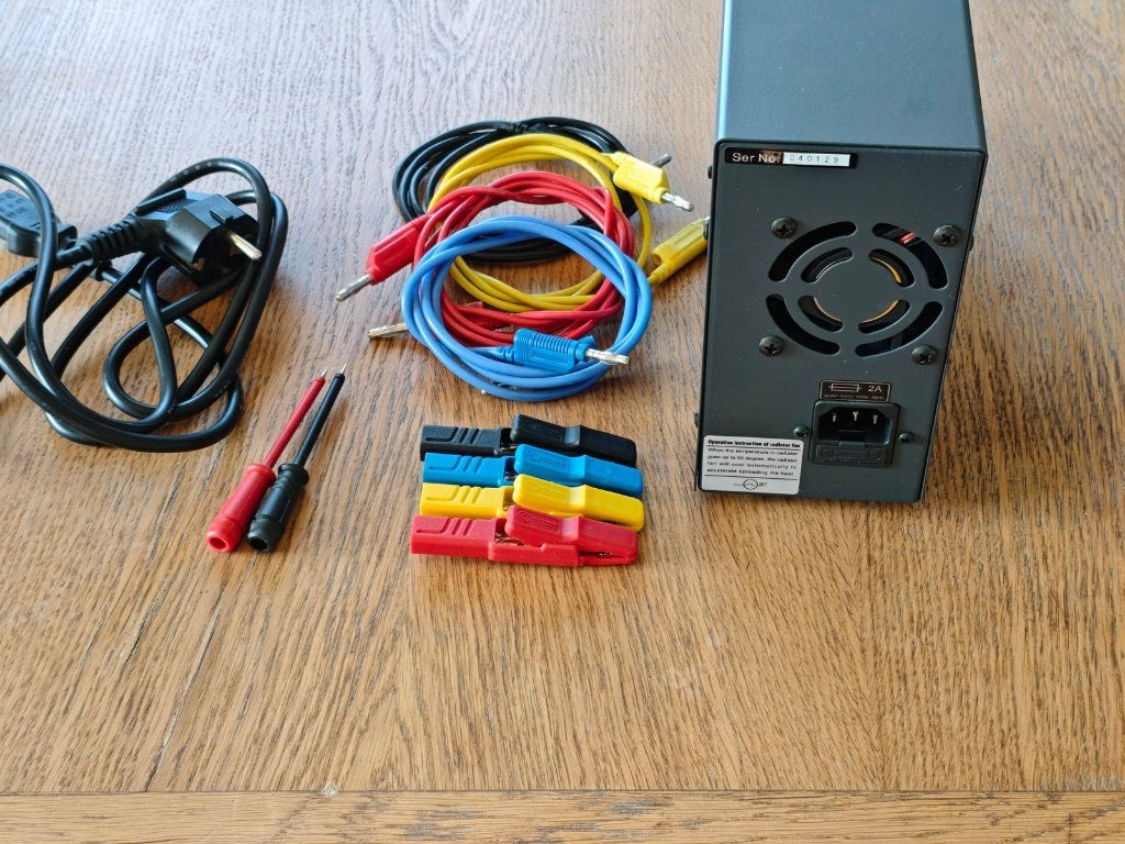 Labovoeding QJE + kabels + klemmen, Hobby en Vrije tijd, Elektronica-componenten, Ophalen of Verzenden, Zo goed als nieuw