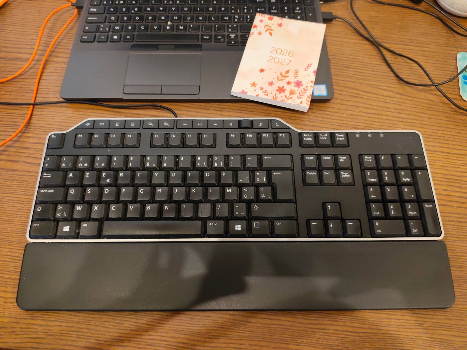 Dell toetsenbord met sneltoetsen, Computers en Software, Azerty, Ophalen of Verzenden, Zo goed als nieuw, Polssteun
