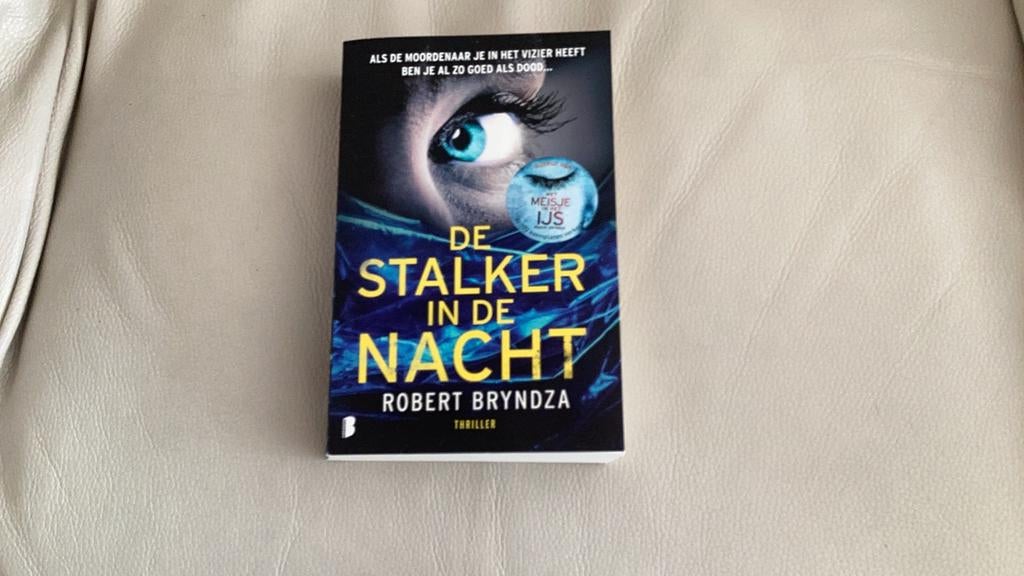 Robert Bryndza - De stalker in de nacht, Boeken, Thrillers, Zo goed als nieuw, Ophalen