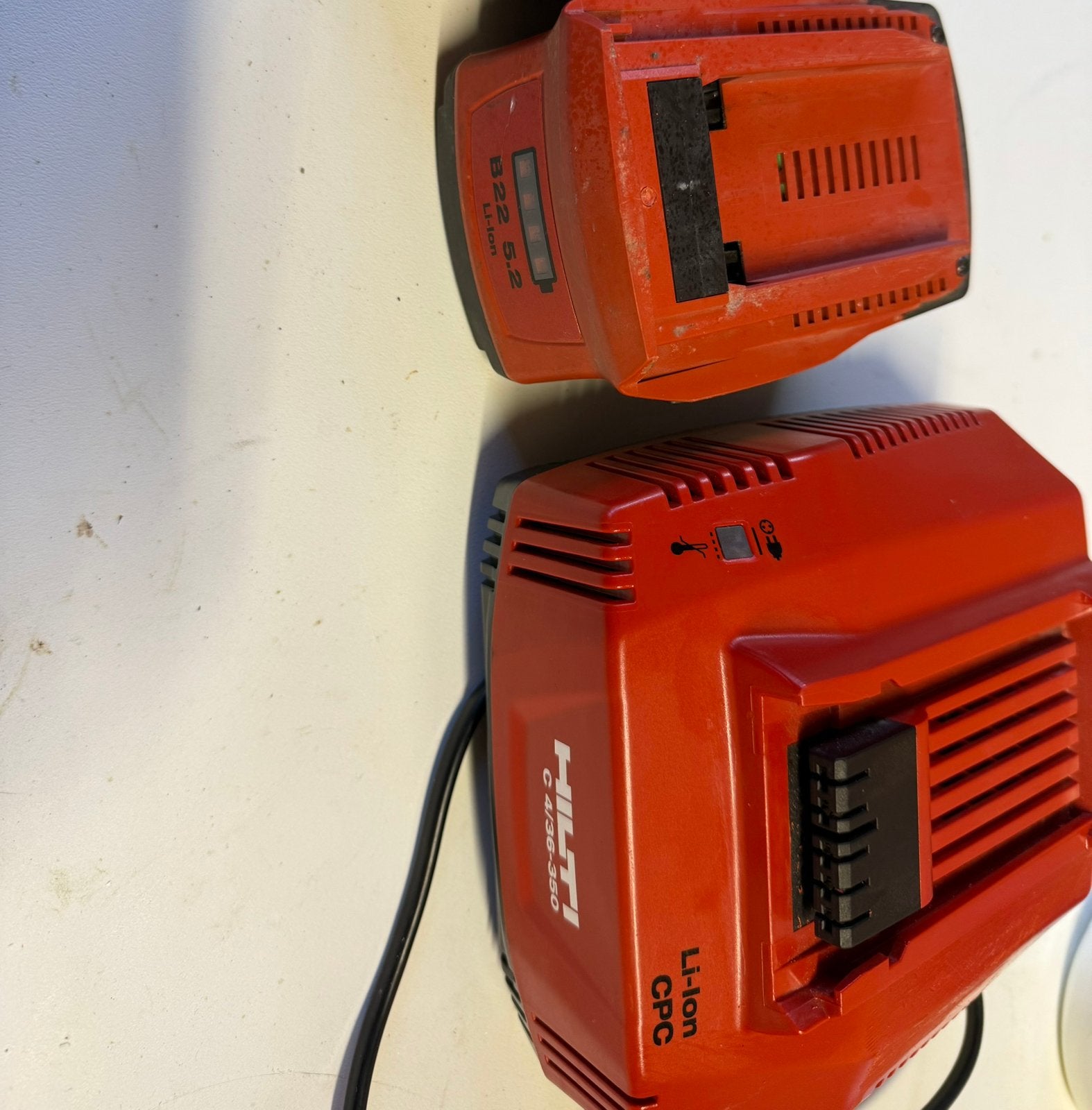 Hilti lader en 1 accu, Doe-het-zelf en Bouw, Ophalen of Verzenden, Gebruikt