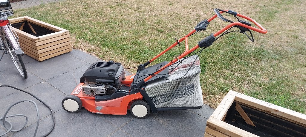 Grasmaaier (gratis), Tuin en Terras, Grasmaaiers, Cirkelmaaier, Gebruikt, Opvangbak, Benzine-grasmaaier