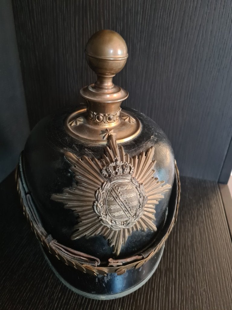 Te koop Pickelhaube  pinhelm onderofficier van Saksen., Ophalen of Verzenden, Landmacht, Helm of Baret