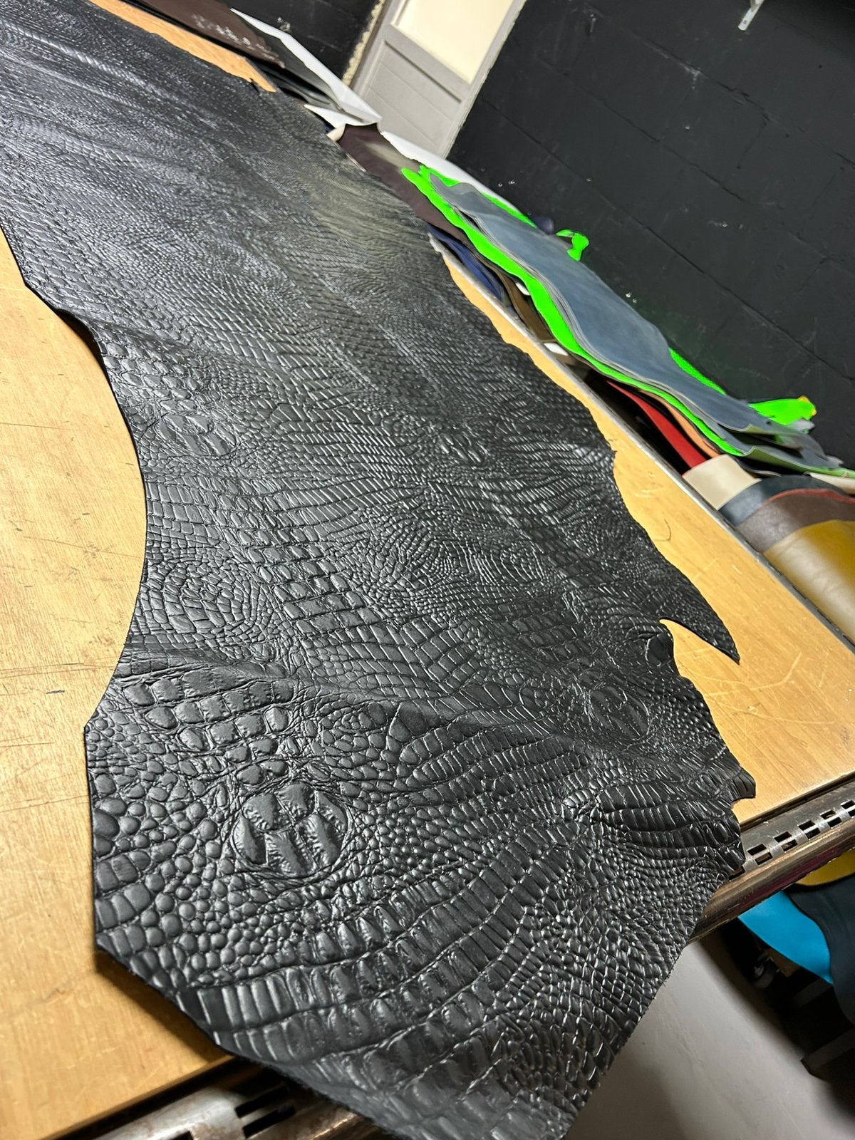 Zwarte krokodil print halve huid 1.8-2mm dikte iets stug A13, Ophalen of Verzenden