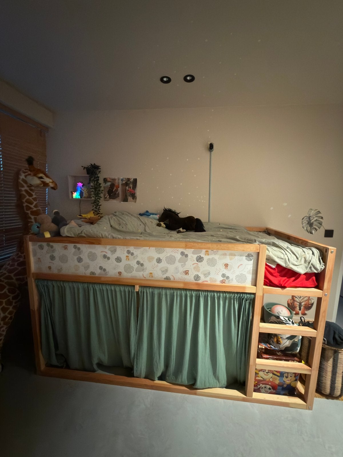 Bed IKEA + gordijnen & safari stickers, Kinderen en Baby's, Ophalen, Zo goed als nieuw