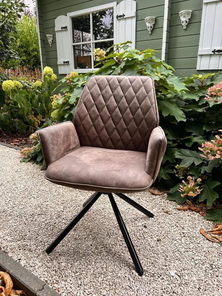 Twee moderne eetkamerstoelen – lederlook – zo goed als nieuw, Huis en Inrichting, Stoelen, Ophalen, Kunststof, Twee, Bruin