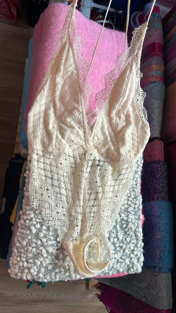 Lingerie body creme dentelle M neuf