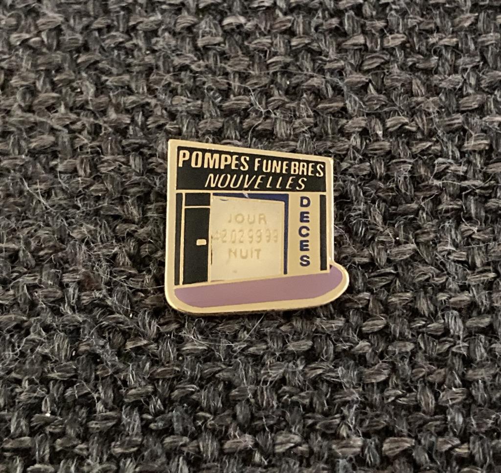 PIN - DECES - POMPES FUNEBRES NOUVELLES, Envoi, Utilisé, Autres sujets/thèmes, Insigne ou Pin's