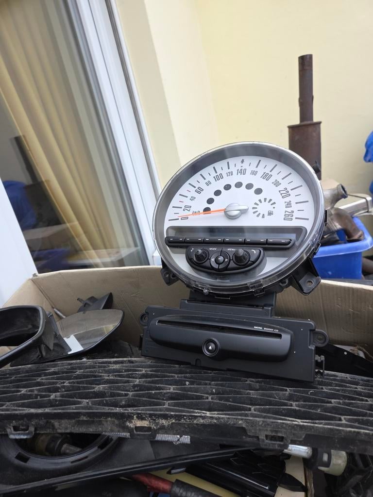 Radio mini cooper s  agter steker  kapot  bel op 0472 78 37, Auto-onderdelen, Ophalen of Verzenden, Mini