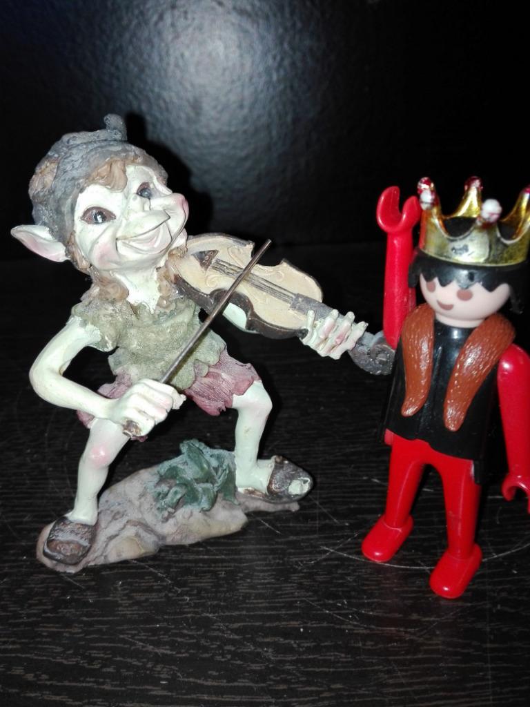 283) Vrolijke pixie figuur,trekt zich niks aan van de oorlog, Ophalen of Verzenden