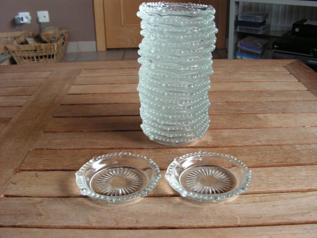 Ensemble de 20 magnifiques soucoupes en verre (diam 10 cm)., Enlèvement ou Envoi, Comme neuf, Verre, Balance ou Balances