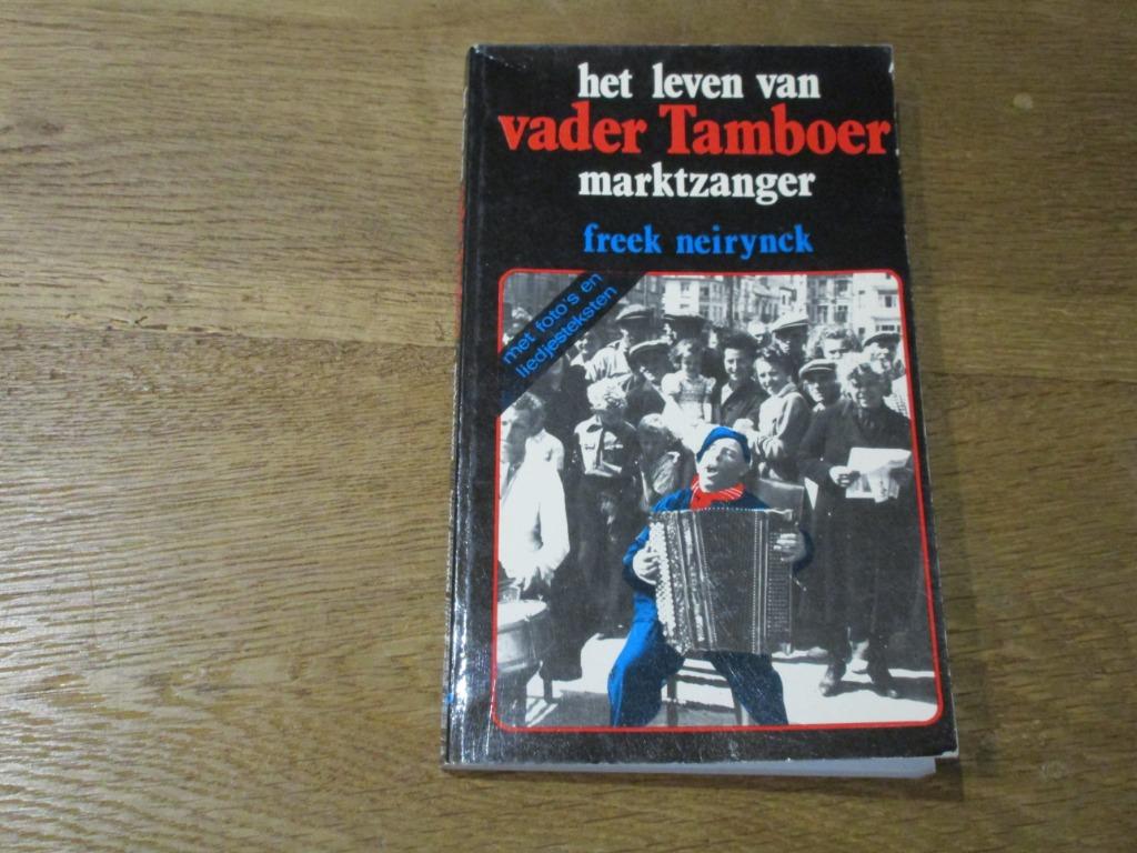 EEKLO-HET LEVEN VAN VADER TAMBOER MARKTZANGER FREEK NEIRYNCK, Boeken, Geschiedenis | Stad en Regio, Gelezen, Ophalen of Verzenden