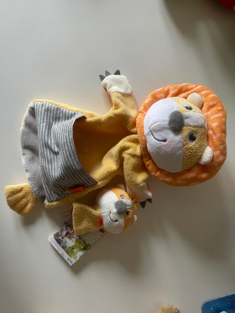 Handpop haba leeuw met baby nieuw, Ophalen, Zo goed als nieuw