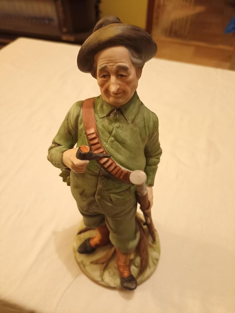 Figurine du chasseur en porcelaine. Hauteur 25 cm., Antiquités & Art, Enlèvement ou Envoi