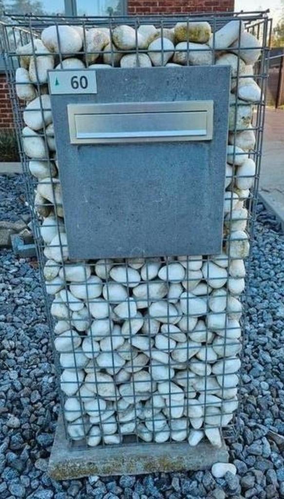 Brievenbus met witte keien, Ophalen