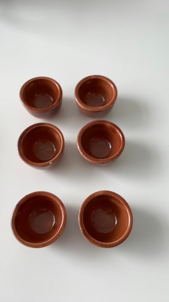 6 kleine aardewerken potjes / saké glazen, Maison & Meubles, Enlèvement ou Envoi, Poterie, Comme neuf, Autres styles