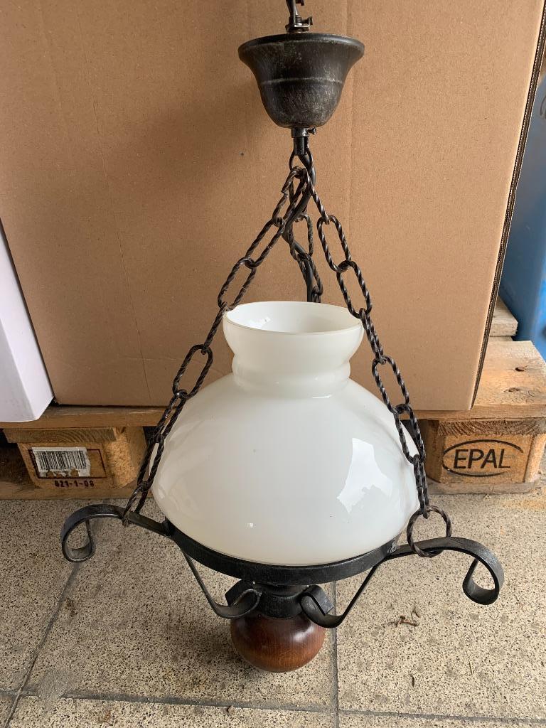 vintage hanglamp in zwart metaal en hout met witglas, Enlèvement, Comme neuf, Verre, 50 à 75 cm
