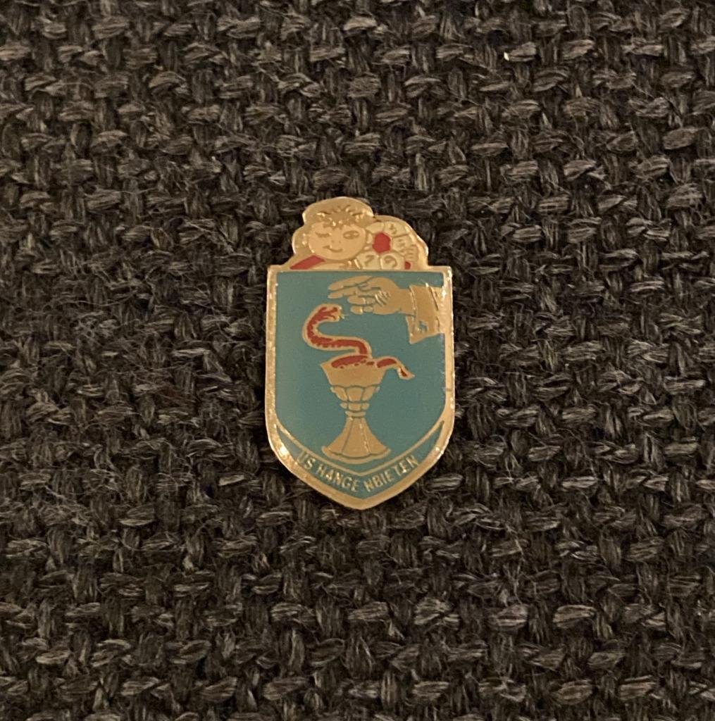PIN - US HANGENBIETEN - FOOTBALL - VOETBAL, Verzenden, Gebruikt, Sport, Speldje of Pin