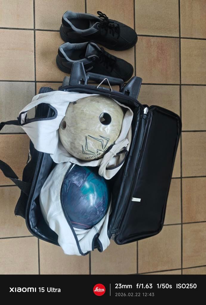 2 Bowling ballen + tas + schoenen, Ophalen, Schoenen