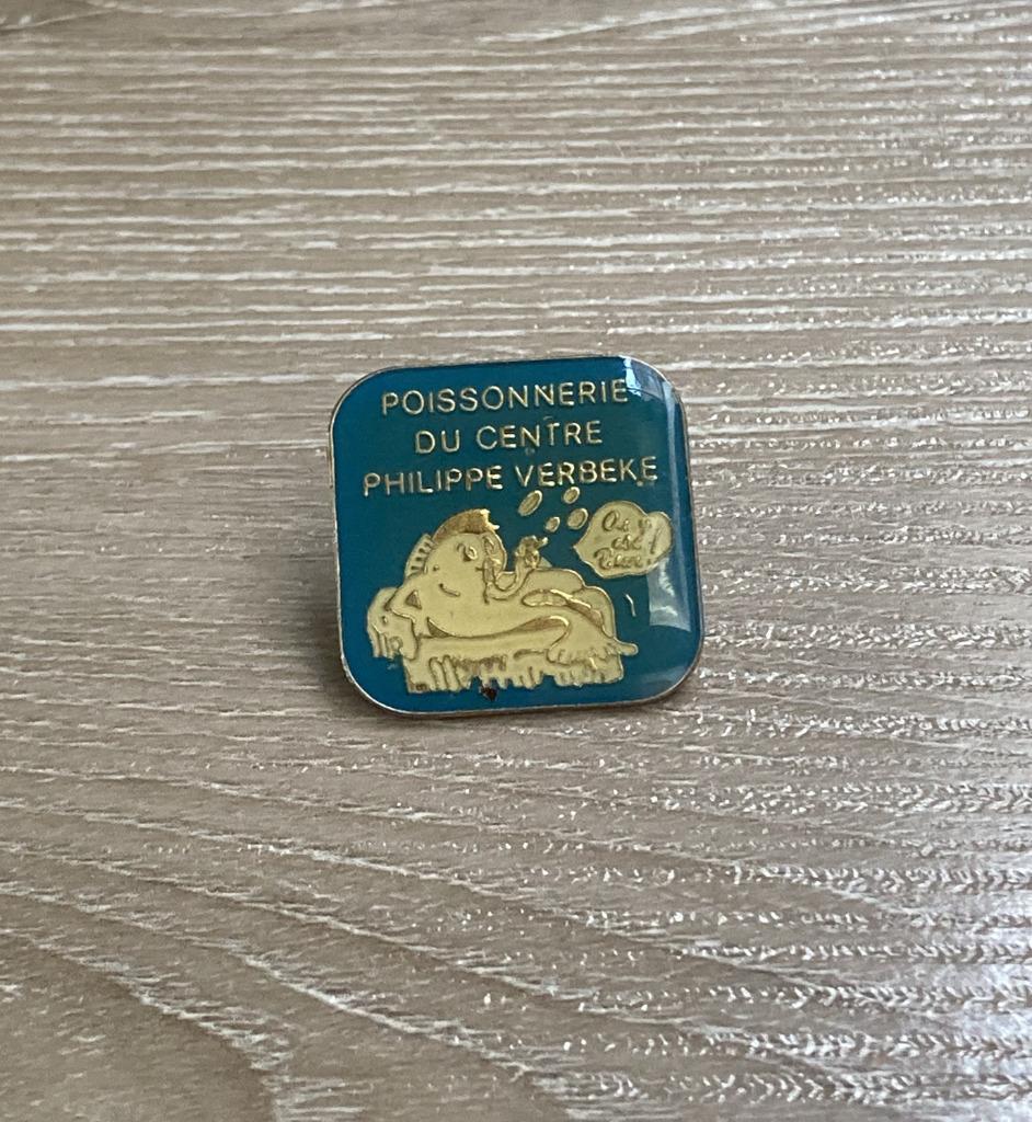 PIN - POISSONNERIE DU CENTRE - PHILIPPE VERBEKE - POISSON, Envoi, Utilisé, Autres sujets/thèmes, Insigne ou Pin's