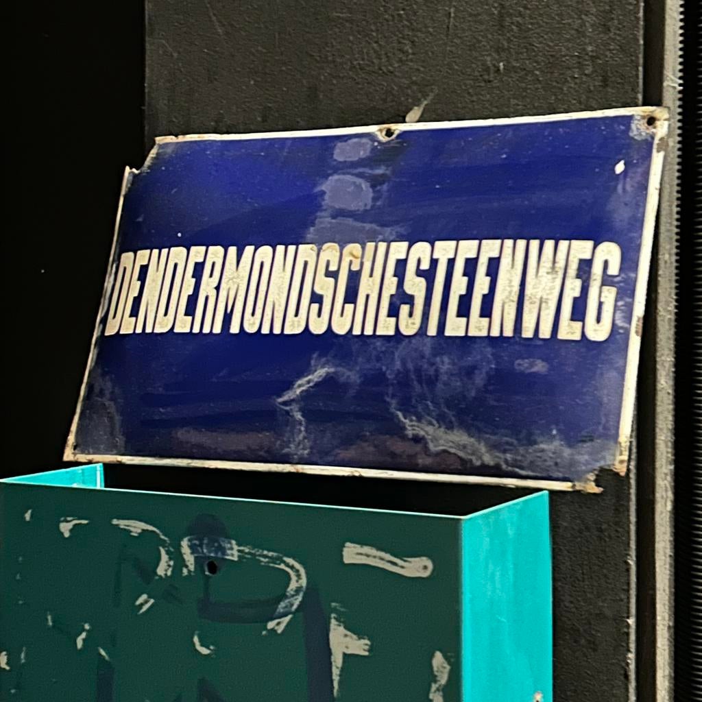 Emaile straatnaam Dendermondschesteenweg, Ophalen