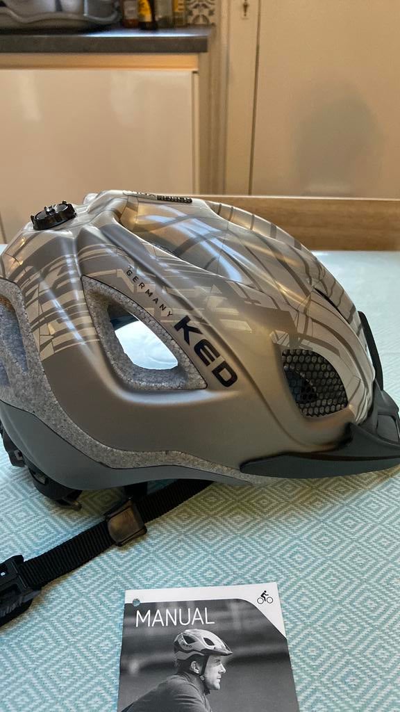 Nieuwe KED fietshelm maat M 59 voor volwassenen, Fietsen en Brommers, Ophalen of Verzenden, Zo goed als nieuw, M