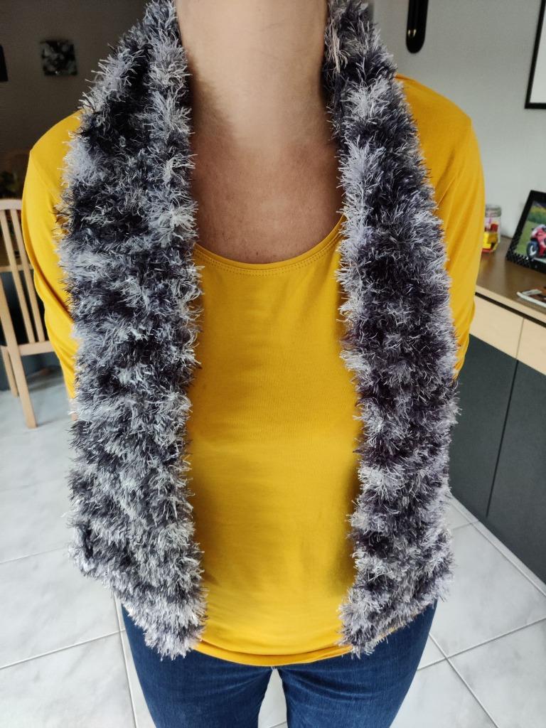 Nieuw, met de hand gebreid fluffy sjaaltje., Hobby en Vrije tijd, Breien en Haken, Ophalen of Verzenden, Nieuw, Breien, Naald