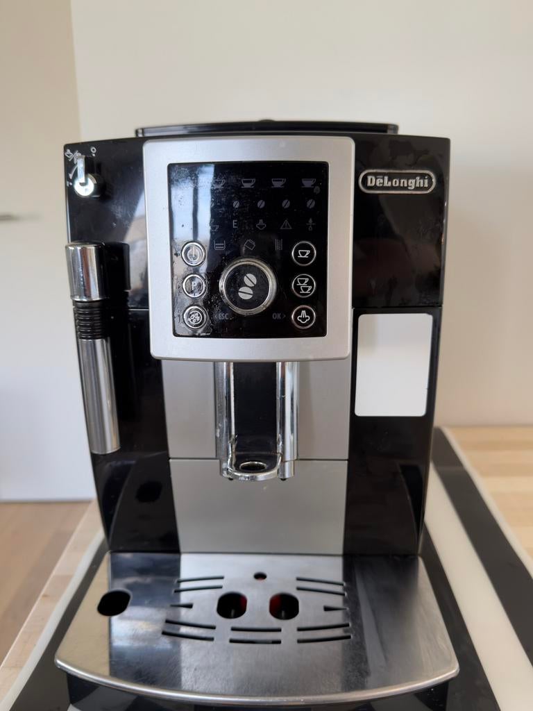 Koffiemachine DeLonghi (bonen én gemalen koffie), Espresso apparaat, Gemalen koffie, Zo goed als nieuw, 2 tot 4 kopjes