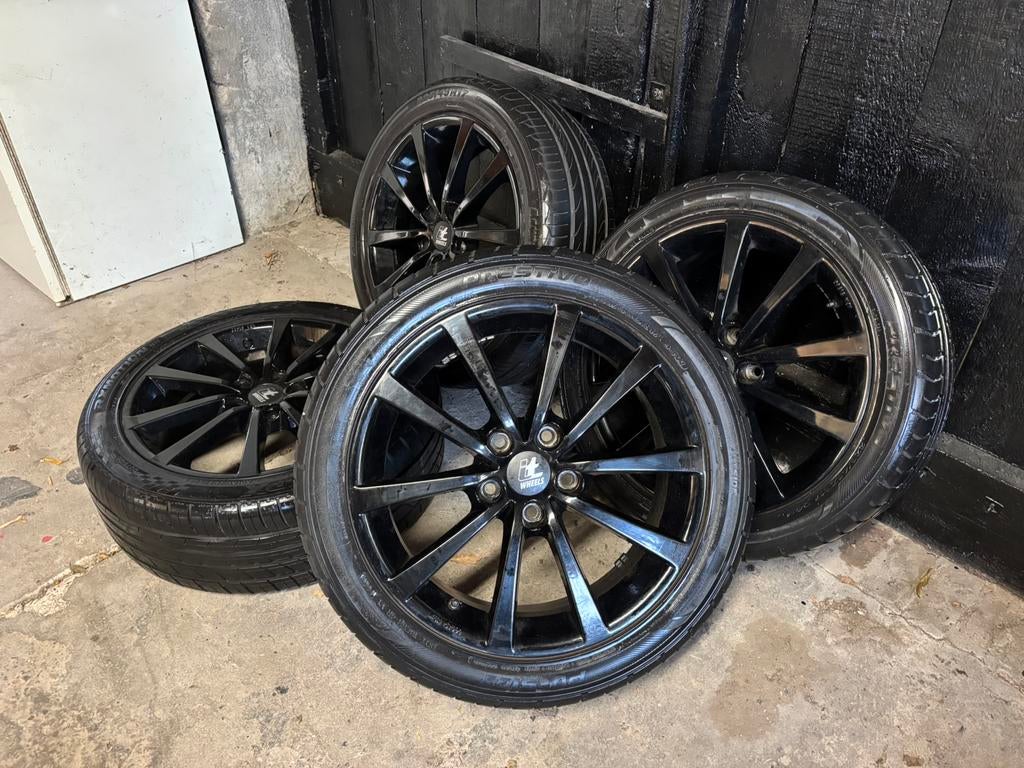17 inch IT Wheels - zwart hoogglans - met banden, Auto-onderdelen, Banden en Velgen, Band(en), 17 inch, Ophalen