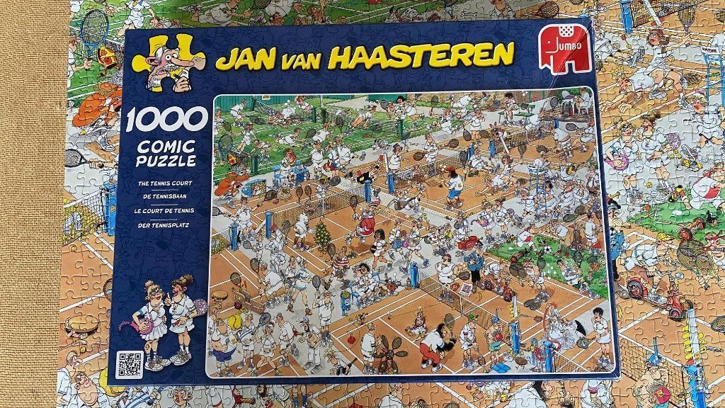 puzzel Jan Van Haasteren - De Tennisbaan - 1000 st, Ophalen of Verzenden, 500 t/m 1500 stukjes, Zo goed als nieuw, Legpuzzel