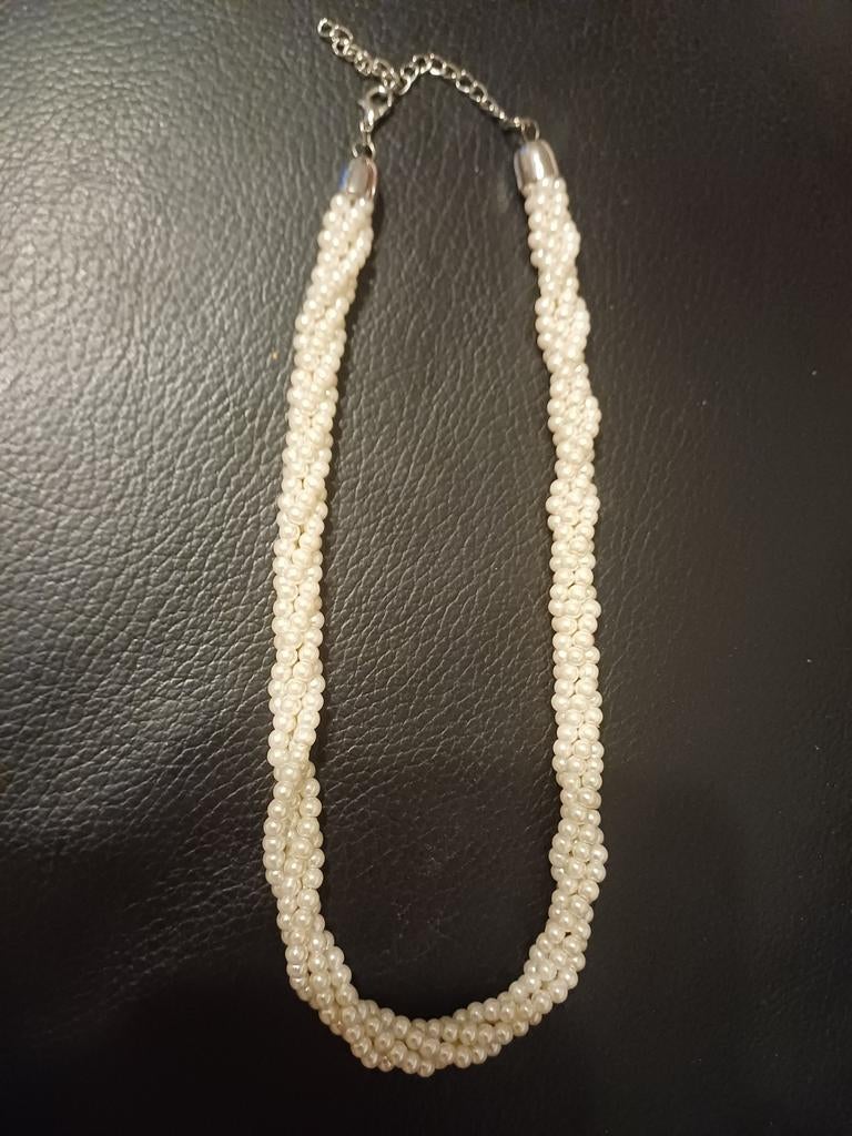 Collier en fausses perles, Enlèvement ou Envoi