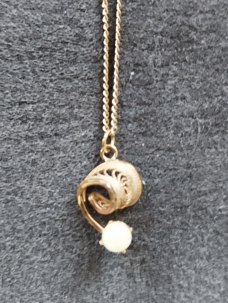 Collier Doré avec une perle., Enlèvement