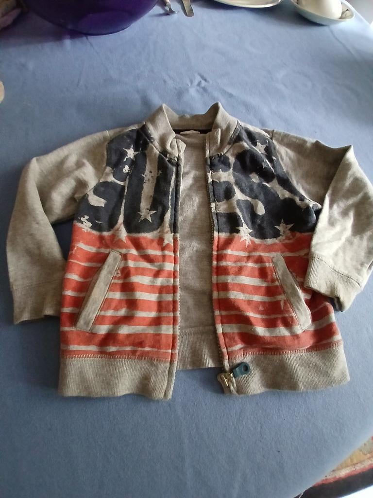 très joli sweat/veste zippé garçon GUESS T104/4A, Enfants & Bébés, Garçon, Pull ou Veste, Comme neuf, Guess