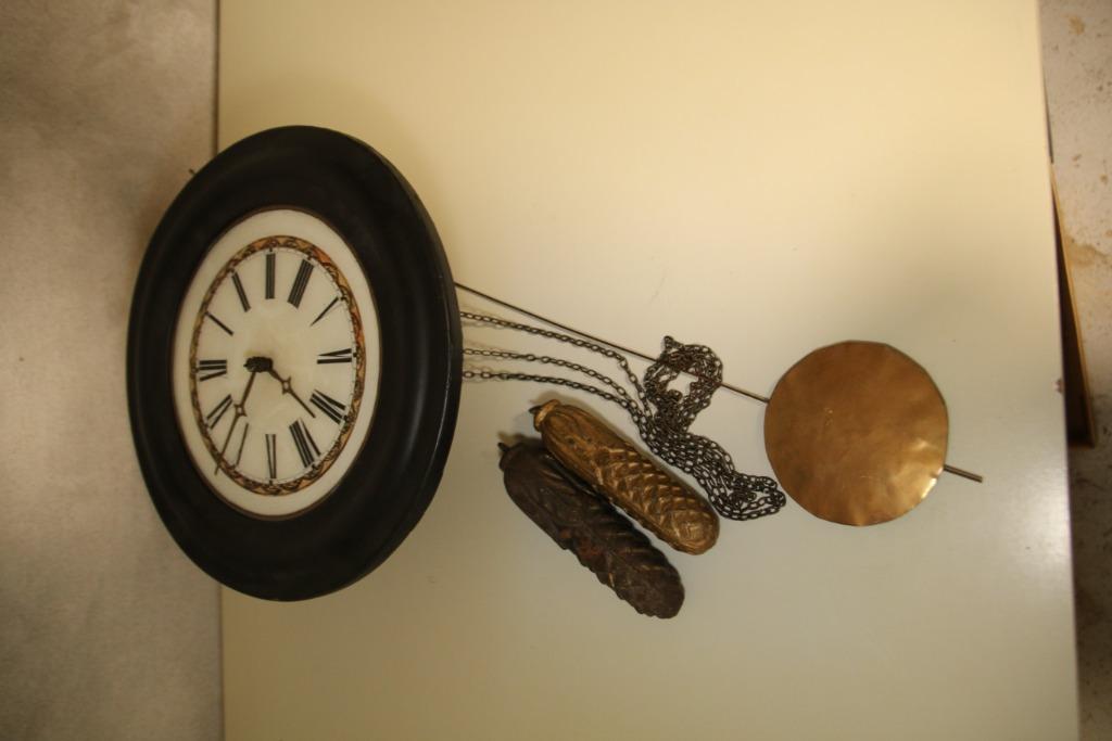 Wandklok met slinger, Enlèvement