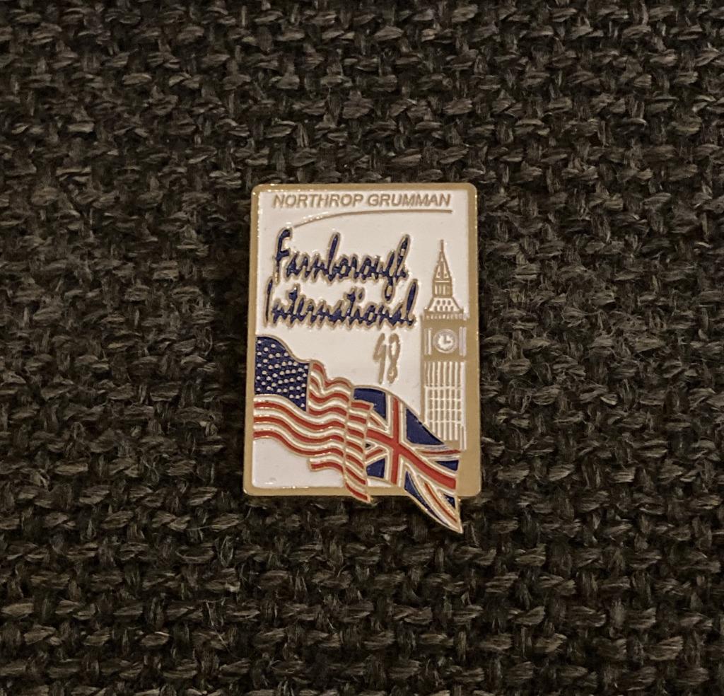 PIN - NORTHROP GRUMMAN - DEFENSIE - LUCHTVAART - RUIMTEVAART, Envoi, Utilisé, Transport, Insigne ou Pin's