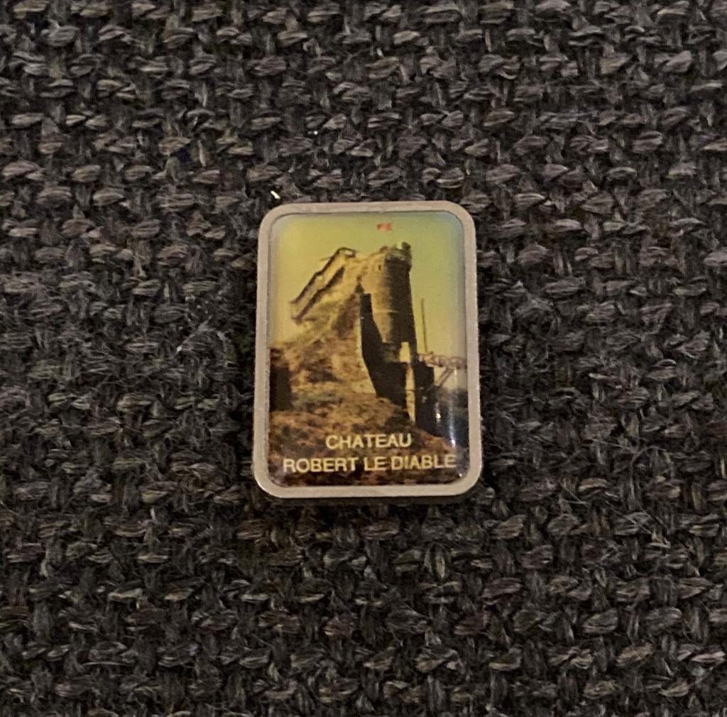 PIN - CHATEAU ROBERT LE DIABLE - MOULINEAUX - FRANCE, Verzamelen, Verzenden, Gebruikt, Stad of Land, Speldje of Pin