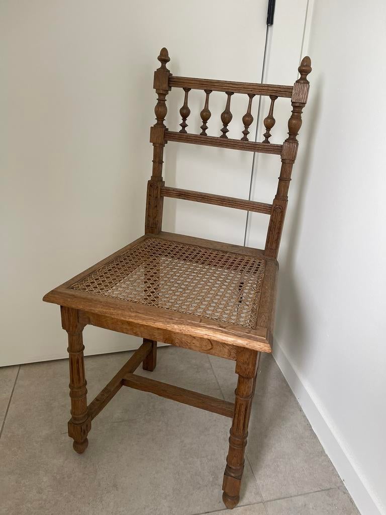 Oude antieke houten stoel, Ophalen
