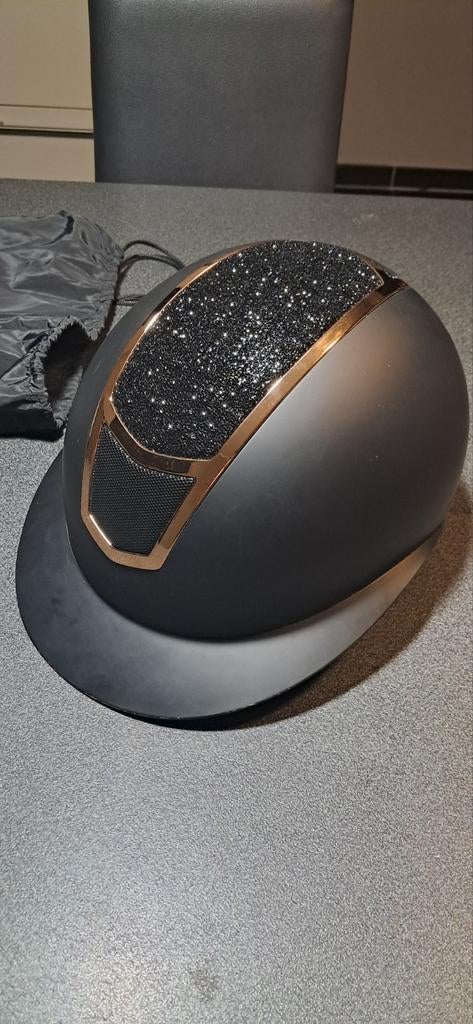 Paardrijhelm tok, Ophalen
