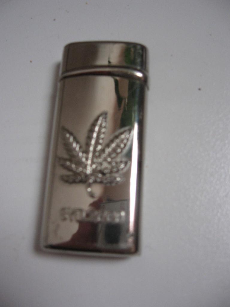 Roestvrijstalen aansteker: cannabis. Syd2000. Navulbaar, Ophalen of Verzenden, Zo goed als nieuw, Aansteker