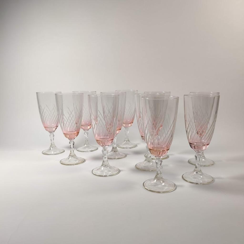 11 verres à apéritif de taille vintage. Hauteur 15 cm., Enlèvement ou Envoi