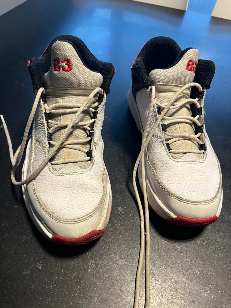 Witte Air Jordan maat 38,5. Gebruikte maar goede staat., Gebruikt, Ophalen of Verzenden, Nike Jordan, Jongen of Meisje
