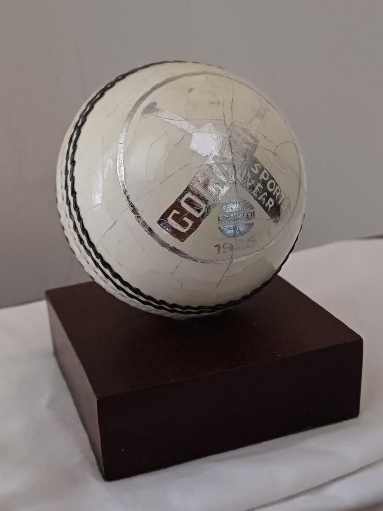 Decoratieve cricketbal op houten voet, Verzamelen, Ophalen of Verzenden, Zo goed als nieuw, Overige typen