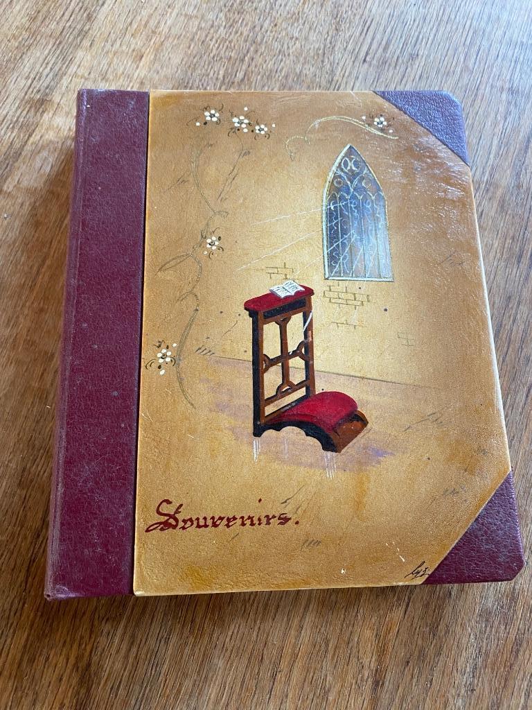 Album photo ancien Souvenirs cuir rouge beige dorure TB état, TV, Hi-fi & Vidéo, Albums photo & Accessoires, Utilisé, Album photo